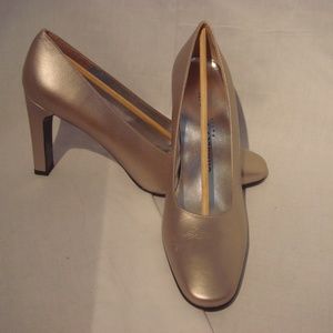 Charles Jourdan Soft Gold Leather Pump new